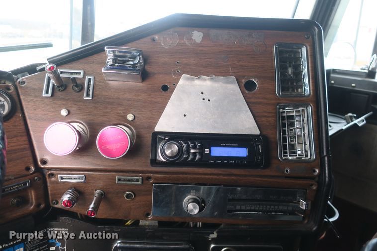 image for item DB10069 1993 Freightliner FLD120 semi truck