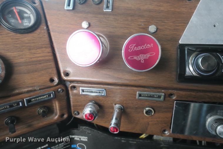 image for item DB10069 1993 Freightliner FLD120 semi truck