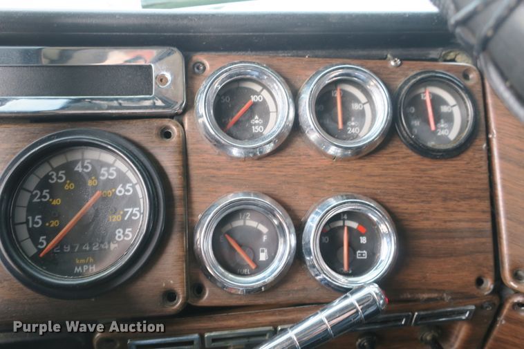 image for item DB10069 1993 Freightliner FLD120 semi truck