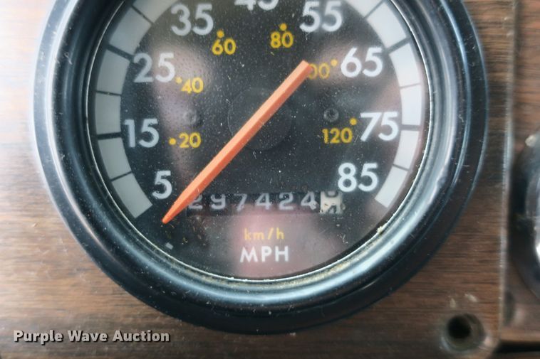 image for item DB10069 1993 Freightliner FLD120 semi truck