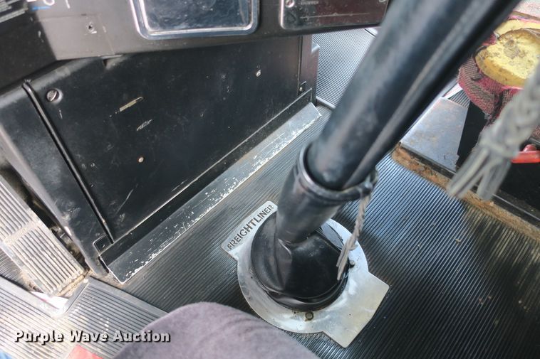 image for item DB10069 1993 Freightliner FLD120 semi truck