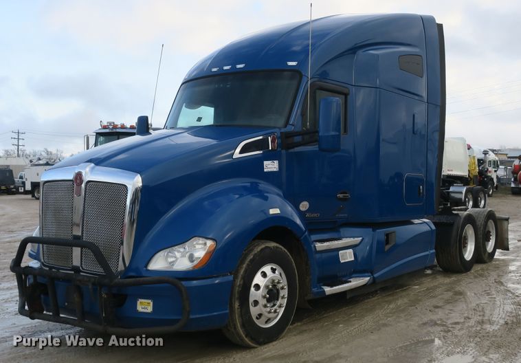 image for item DB10070 2014 Kenworth T680 semi truck