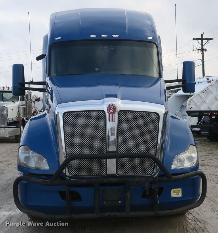 image for item DB10070 2014 Kenworth T680 semi truck