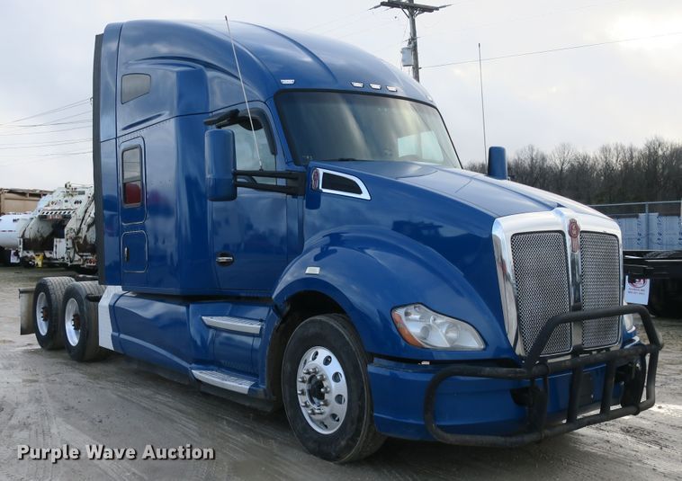 image for item DB10070 2014 Kenworth T680 semi truck