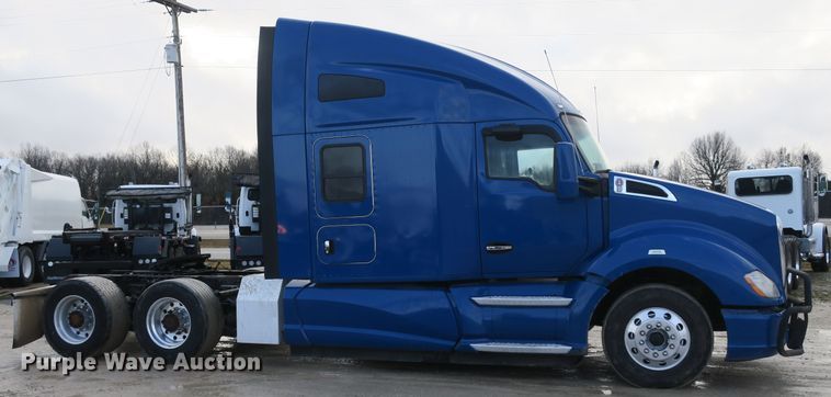 image for item DB10070 2014 Kenworth T680 semi truck