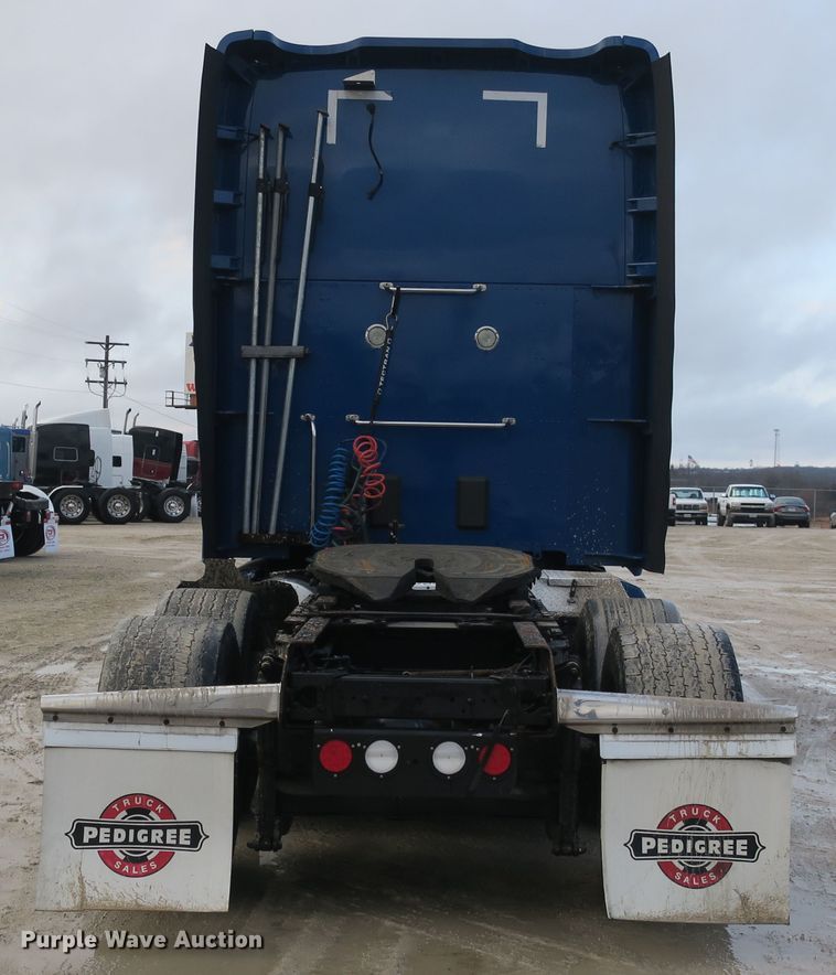image for item DB10070 2014 Kenworth T680 semi truck