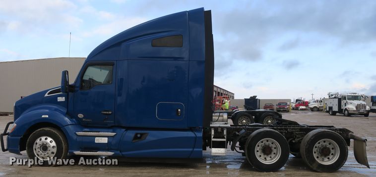 image for item DB10070 2014 Kenworth T680 semi truck