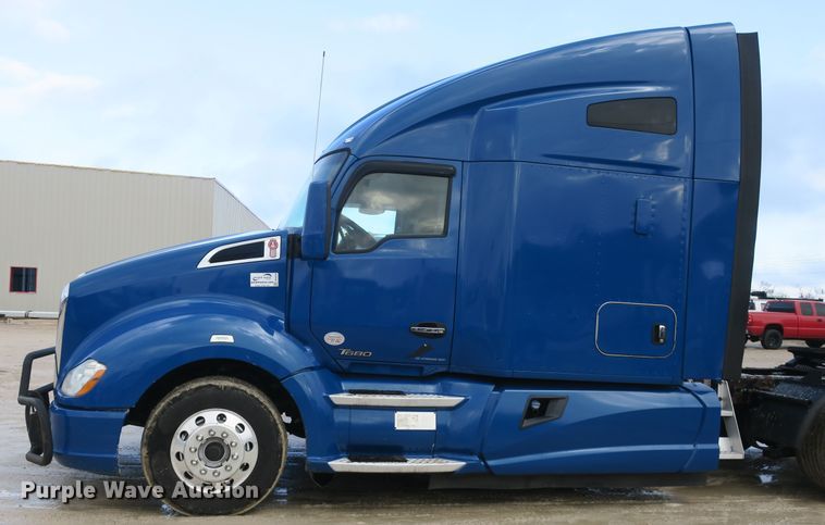 image for item DB10070 2014 Kenworth T680 semi truck