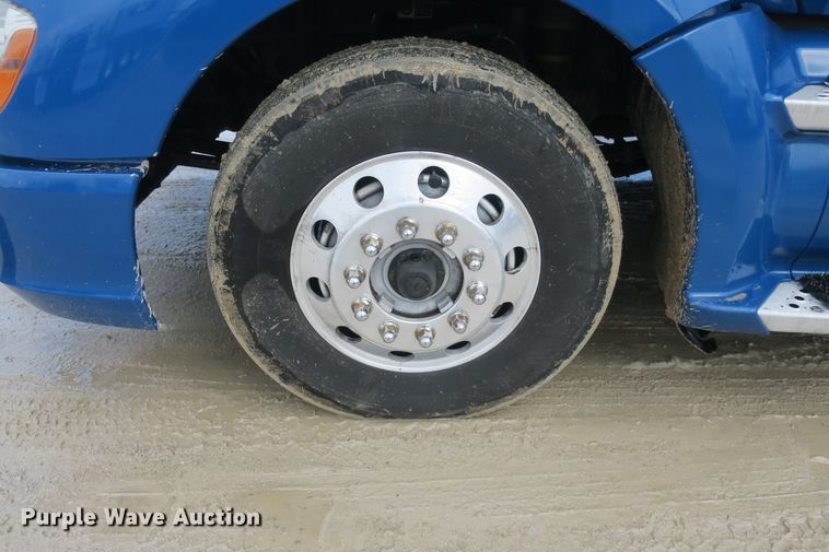 image for item DB10070 2014 Kenworth T680 semi truck