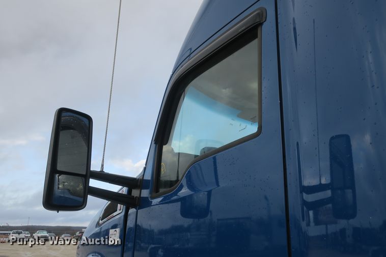 image for item DB10070 2014 Kenworth T680 semi truck