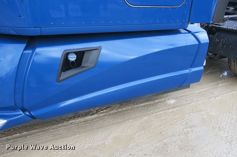 image for item DB10070 2014 Kenworth T680 semi truck