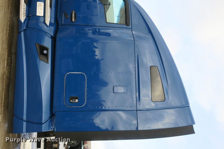 image for item DB10070 2014 Kenworth T680 semi truck