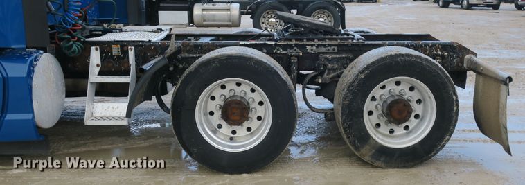 image for item DB10070 2014 Kenworth T680 semi truck