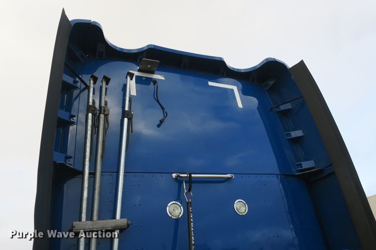 image for item DB10070 2014 Kenworth T680 semi truck