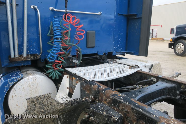 image for item DB10070 2014 Kenworth T680 semi truck