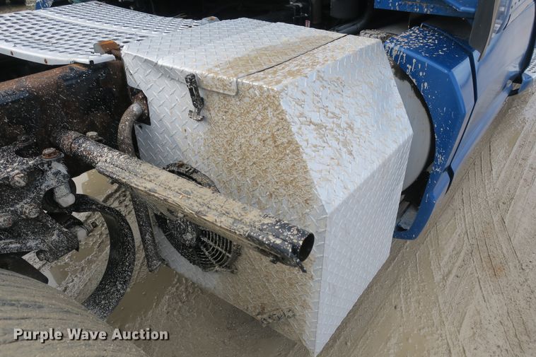 image for item DB10070 2014 Kenworth T680 semi truck