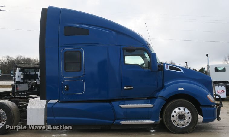 image for item DB10070 2014 Kenworth T680 semi truck