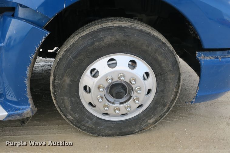 image for item DB10070 2014 Kenworth T680 semi truck