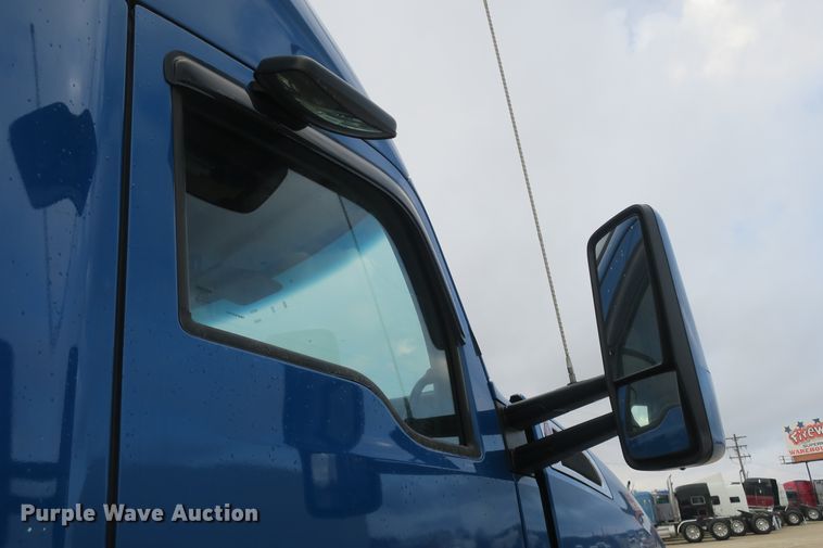 image for item DB10070 2014 Kenworth T680 semi truck