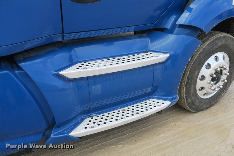 image for item DB10070 2014 Kenworth T680 semi truck