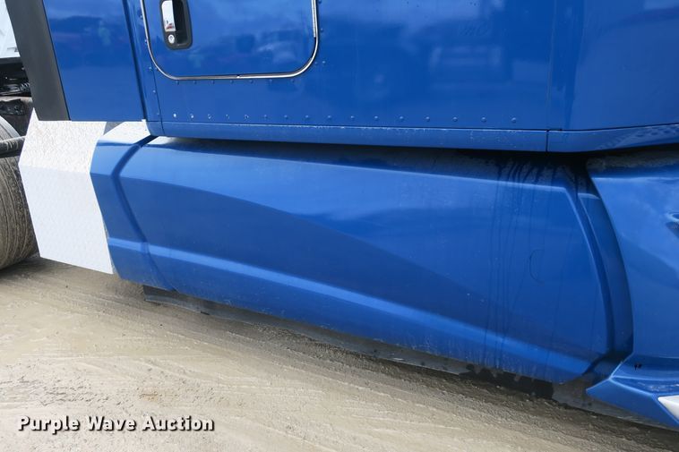 image for item DB10070 2014 Kenworth T680 semi truck