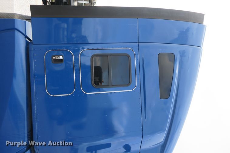 image for item DB10070 2014 Kenworth T680 semi truck