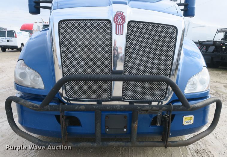 image for item DB10070 2014 Kenworth T680 semi truck
