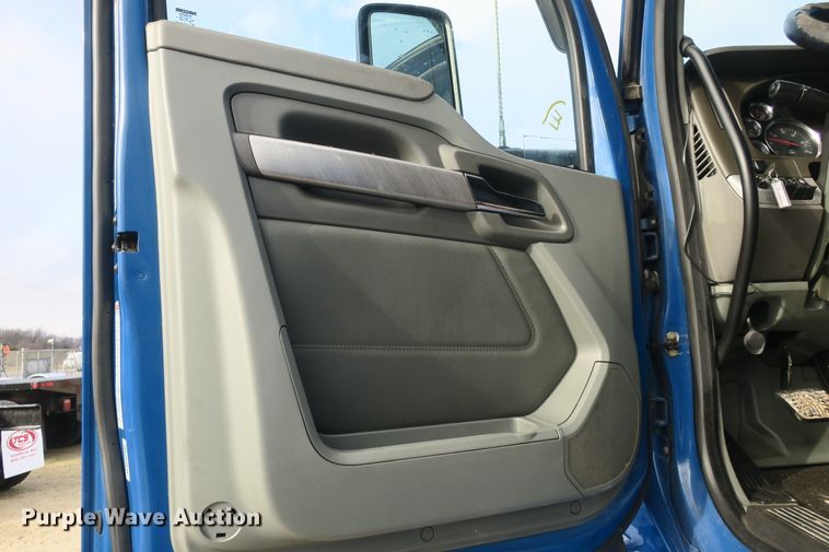 image for item DB10070 2014 Kenworth T680 semi truck