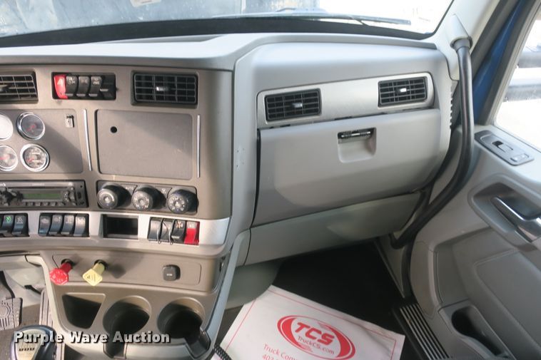 image for item DB10070 2014 Kenworth T680 semi truck