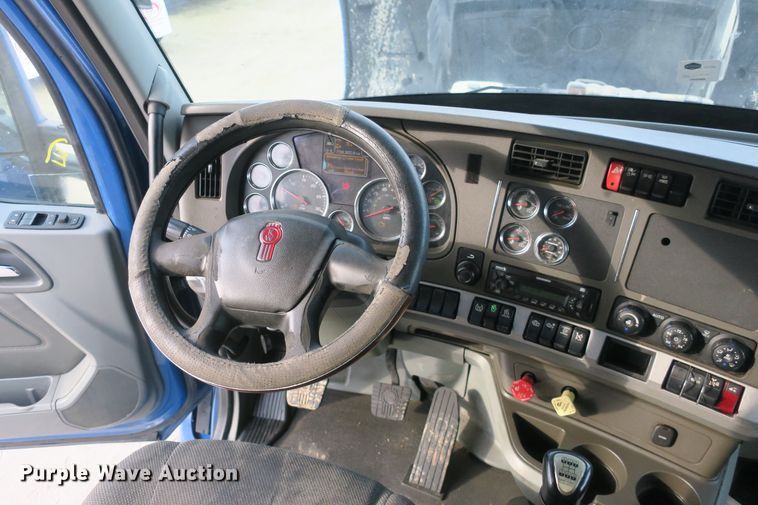 image for item DB10070 2014 Kenworth T680 semi truck