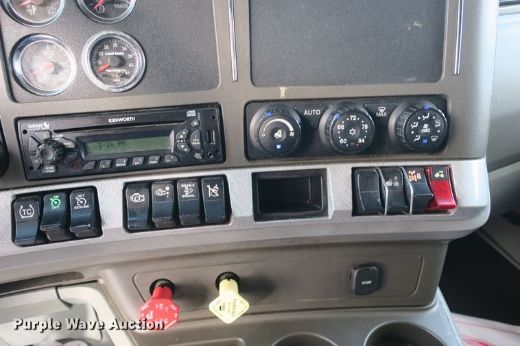 image for item DB10070 2014 Kenworth T680 semi truck