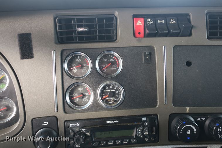 image for item DB10070 2014 Kenworth T680 semi truck