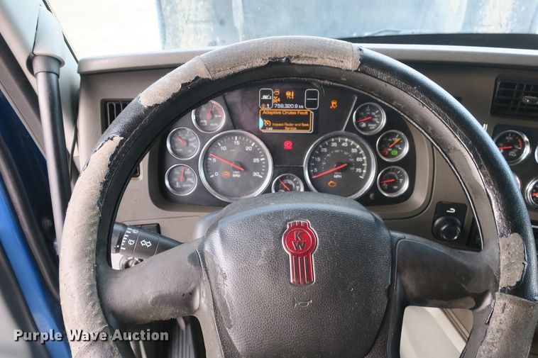 image for item DB10070 2014 Kenworth T680 semi truck