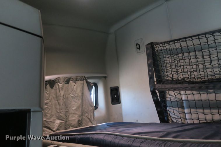 image for item DB10070 2014 Kenworth T680 semi truck