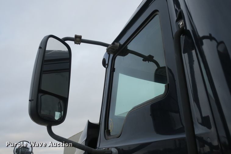 image for item DB10071 2007 Mack Vision CXN semi truck