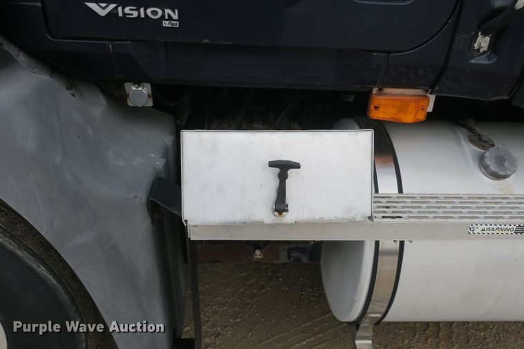 image for item DB10071 2007 Mack Vision CXN semi truck