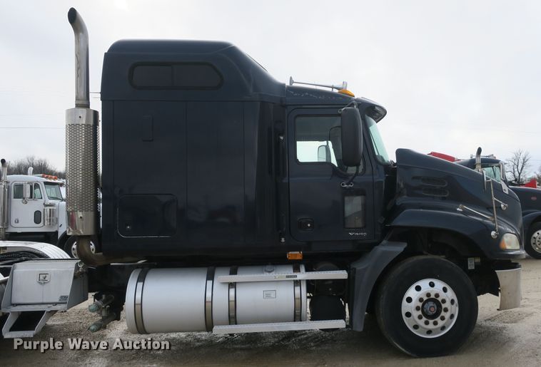 image for item DB10071 2007 Mack Vision CXN semi truck