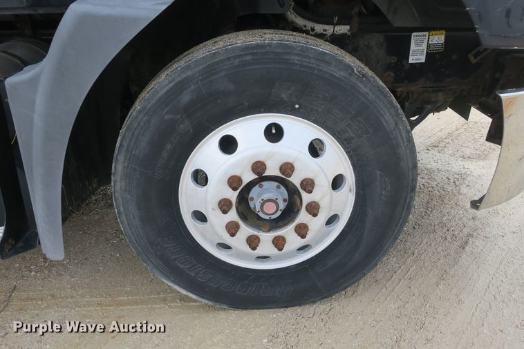 image for item DB10071 2007 Mack Vision CXN semi truck