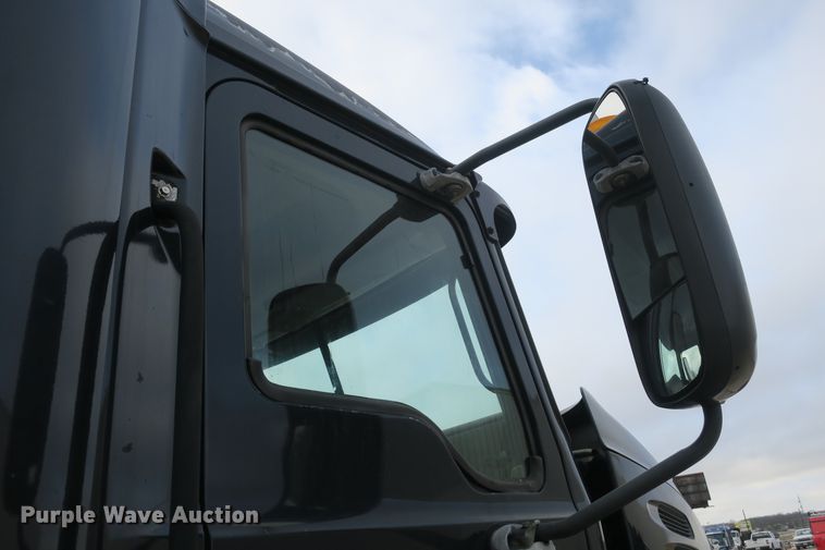 image for item DB10071 2007 Mack Vision CXN semi truck