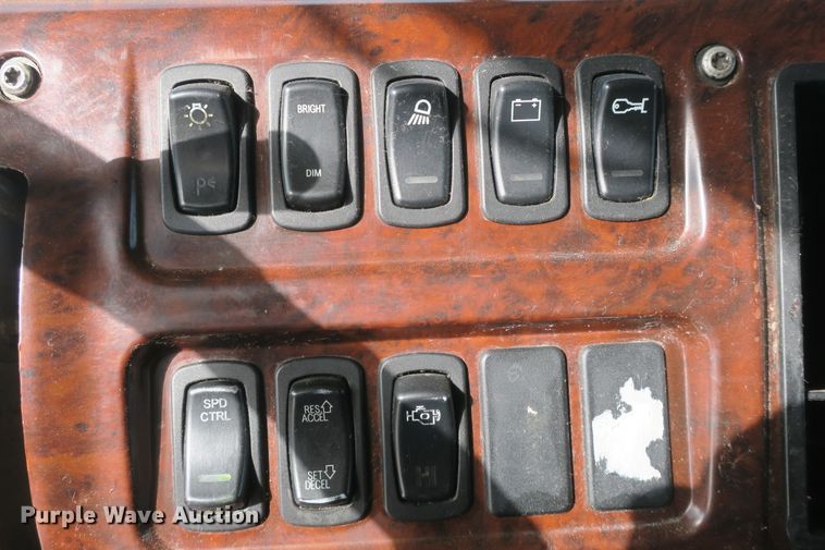 image for item DB10071 2007 Mack Vision CXN semi truck