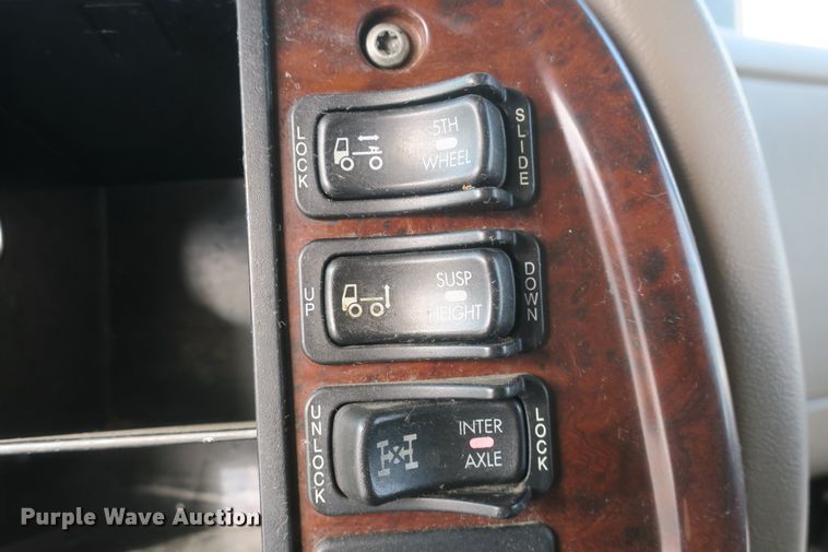 image for item DB10071 2007 Mack Vision CXN semi truck