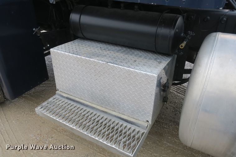 image for item DB10073 1988 Peterbilt 375 semi truck