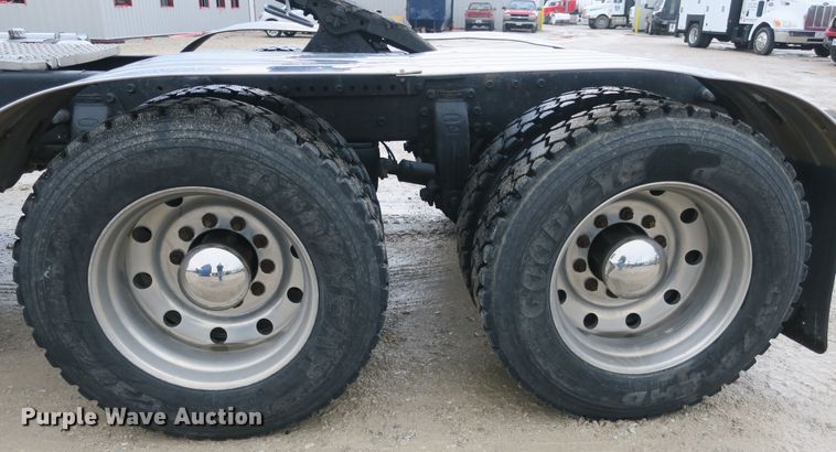 image for item DB10073 1988 Peterbilt 375 semi truck