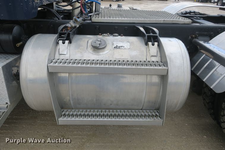 image for item DB10073 1988 Peterbilt 375 semi truck