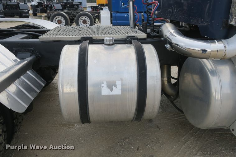 image for item DB10073 1988 Peterbilt 375 semi truck