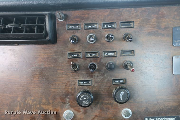 image for item DB10073 1988 Peterbilt 375 semi truck