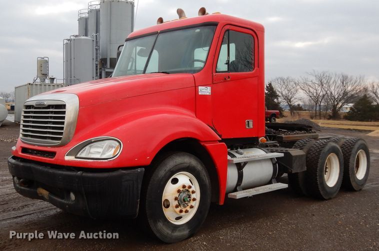 image for item DE4315 2006 Freightliner Columbia semi truck