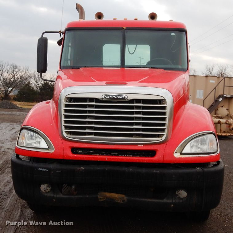 image for item DE4315 2006 Freightliner Columbia semi truck