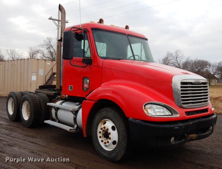 image for item DE4315 2006 Freightliner Columbia semi truck