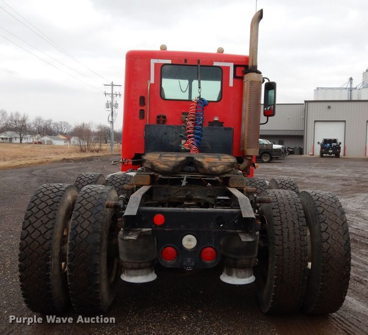 image for item DE4315 2006 Freightliner Columbia semi truck
